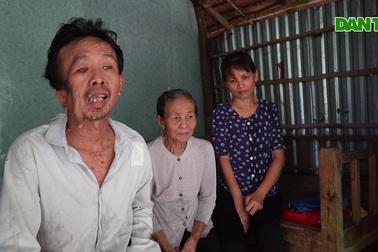 Người đàn ông bị bệnh khắp mình vẫn phải gồng gánh nuôi cả nhà tàn tật