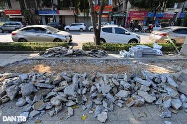 Ngổn ngang đất đá "vá" vỉa hè trên tuyến phố kiểu mẫu ở Hà Nội