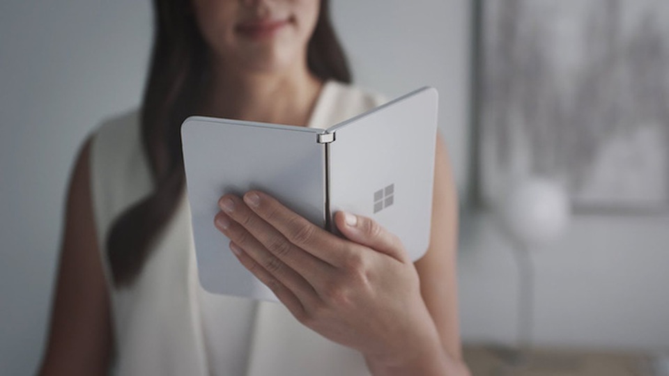 Sếp Microsoft trên tay sớm smartphone màn hình kép với thiết kế độc đáo - 1 Sếp Microsoft trên tay sớm smartphone màn hình kép với thiết kế độc đáo - 1