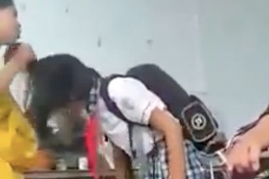Mâu thuẫn trên mạng, hai nữ sinh lớp 8 tát, giật tóc học sinh lớp 6