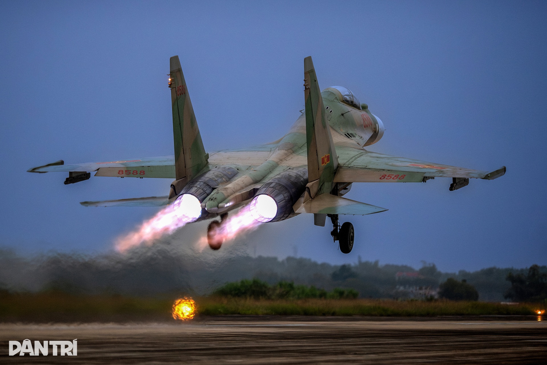 Chiêm ngưỡng hổ mang chúa SU-30MK2 xuất kích huấn luyện bay đêm - 7