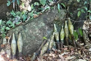 Phát hiện súng B41 và 17 quả đạn nằm trong khe đá