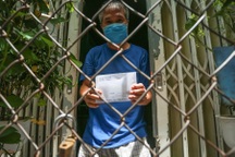 TPHCM phát tiền hỗ trợ Covid-19 tận nhà, dân nhận qua khe cửa vì sợ dịch