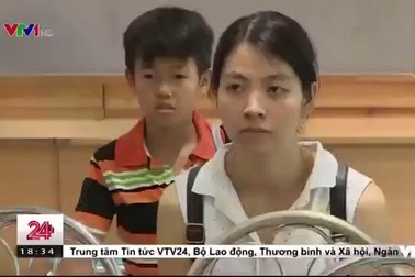 Phụ huynh bốc thăm may mắn, giành suất cho con vào mầm non