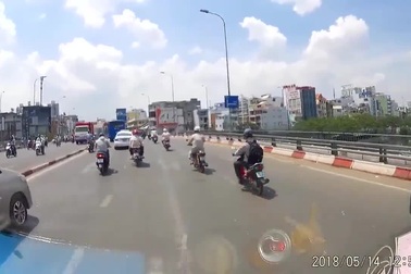 Nam thanh niên đi ẩu gây tai nạn liên hoàn rồi thản nhiên bỏ đi