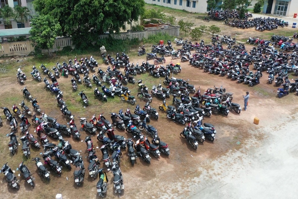 CSGT phun nước tưới hàng nghìn xe máy của người dân về từ phía Nam - 3 CSGT phun nước tưới hàng nghìn xe máy của người dân về từ phía Nam - 3