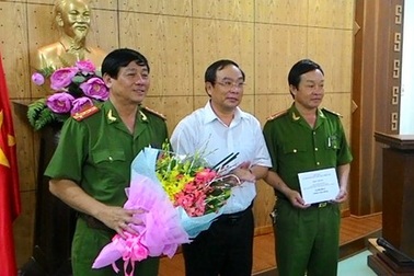 Chủ tịch tỉnh thưởng nóng vụ bắt kẻ biến thái đâm "vùng kín" thiếu nữ