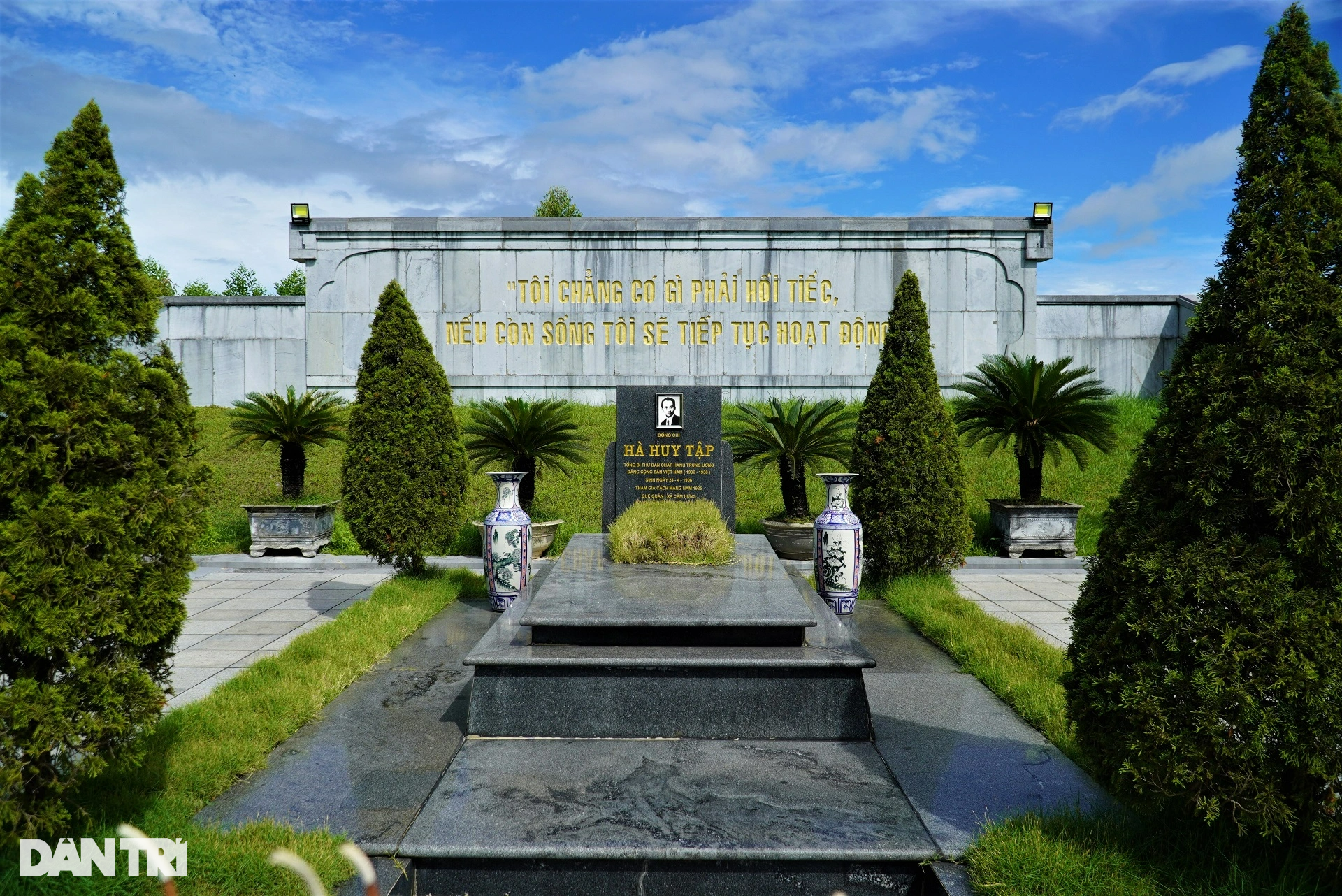 Viếng thăm nơi yên nghỉ của cố Tổng Bí thư Hà Huy Tập - 6 Viếng thăm nơi yên nghỉ của cố Tổng Bí thư Hà Huy Tập - 6