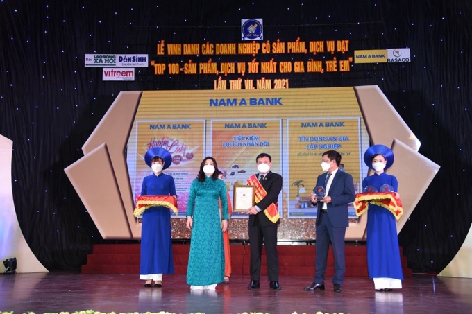 Thứ trưởng Bộ LĐ-TB&XH Nguyễn Thị Hà trao giải cho đại diện Ngân hàngNam Á - Bank tại chương trình.