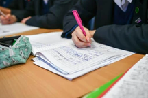 Giáo viên cạnh tranh dạy thêm, phụ huynh và học sinh "tiến thoái lưỡng nan"