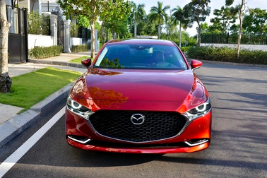 Mua Mazda3 phiên bản 2.0 đang giảm giá sâu hay chờ Elantra mẫu mới?