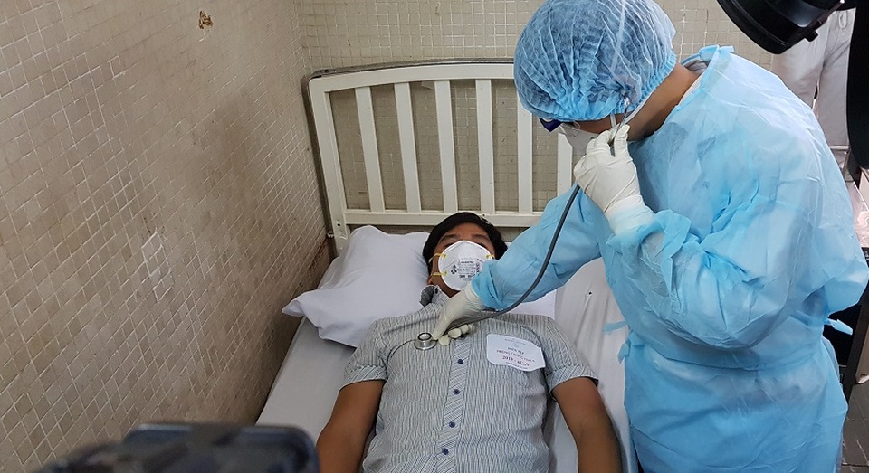 Cận cảnh bác sĩ phết dịch mũi họng ca nghi nhiễm corona - 4