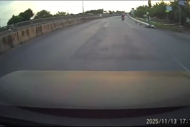 Tài xế đánh lái kịp thời, tránh xe bán tải đột ngột dừng giữa đường