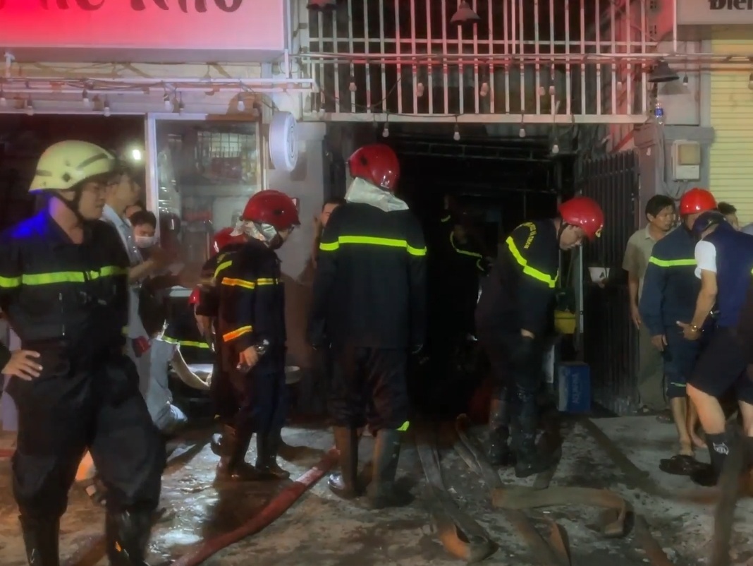 Cháy nhà sau tiếng nổ lớn ở TPHCM, 5 người thoát nạn - 1