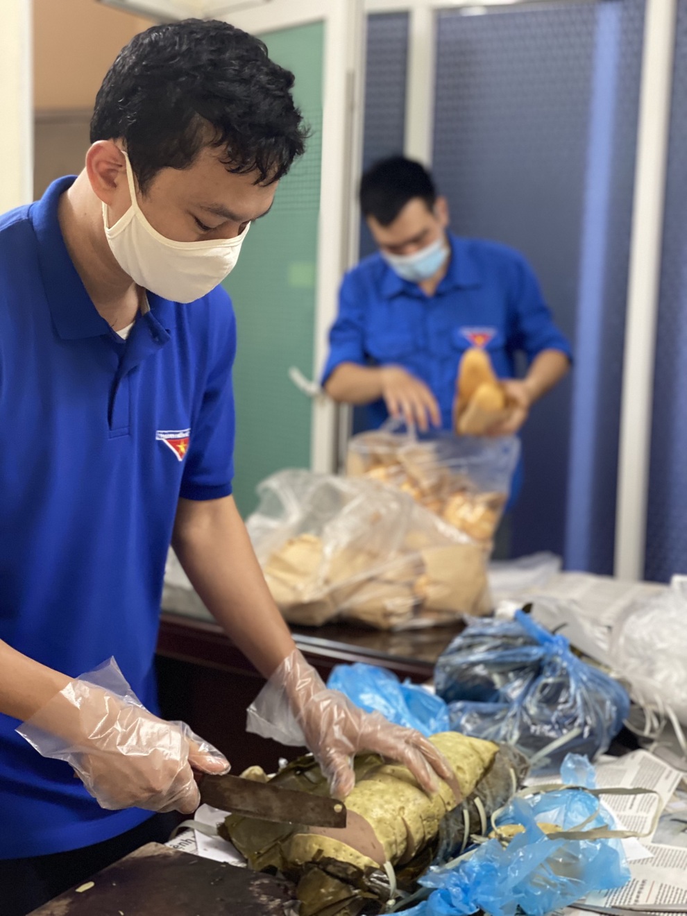 Hà Nội: Xúc động hình ảnh tình nguyện viên trao bữa cơm tận tay người nghèo - 7 Hà Nội: Xúc động hình ảnh tình nguyện viên trao bữa cơm tận tay người nghèo - 7