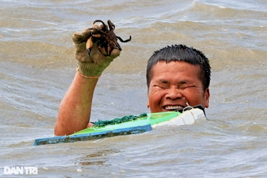 Nể phục lão mù có tài lặn biển, bắt con nào dính con đó