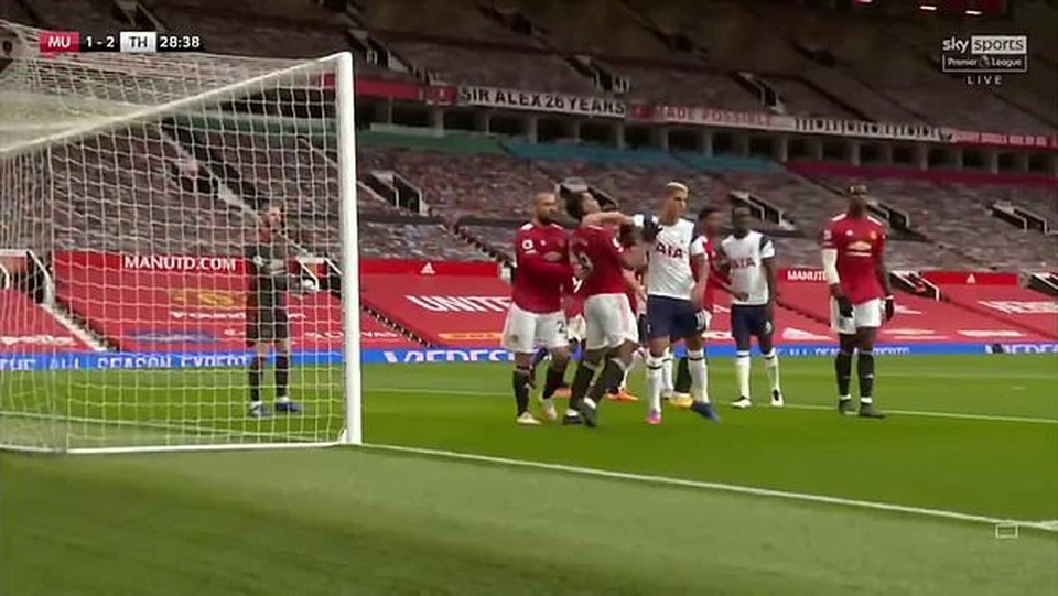 Cổ động viên Man Utd nổi cơn thịnh nộ vì Lamela không phải nhận thẻ đỏ - 1 Cổ động viên Man Utd nổi cơn thịnh nộ vì Lamela không phải nhận thẻ đỏ - 1