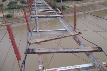 Chi hàng trăm triệu đồng để phá dỡ cầu treo “tử thần”