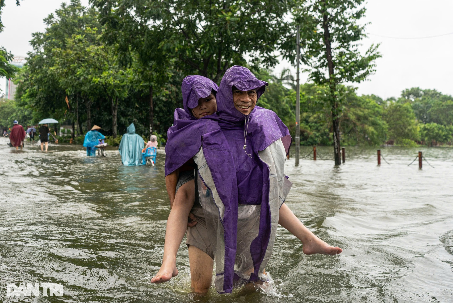 Hà Nội: Nước sông Hồng dâng nhanh, nhiều nơi tứ bề ngập nước - 19