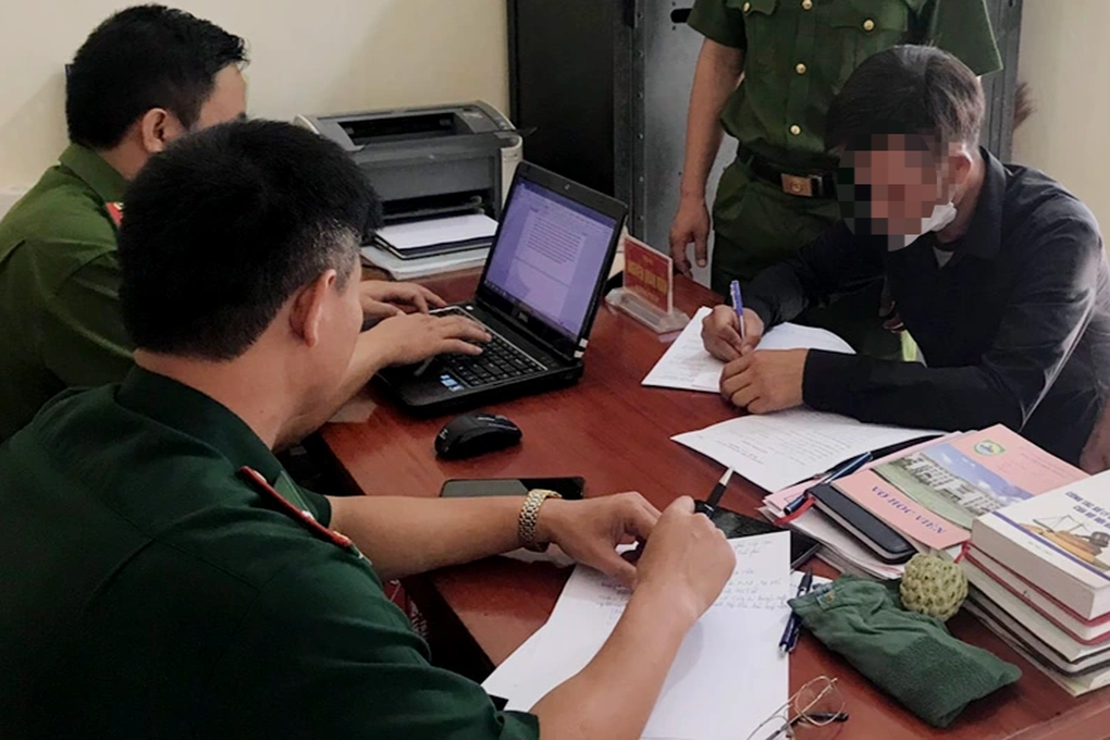 Ông bố trói tay con treo lên xà nhà đánh ra trình diện công an - 1 Ông bố trói tay con treo lên xà nhà đánh ra trình diện công an - 1