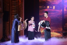 Nghệ sĩ "nước mắt lưng tròng" khi hát về miền Trung