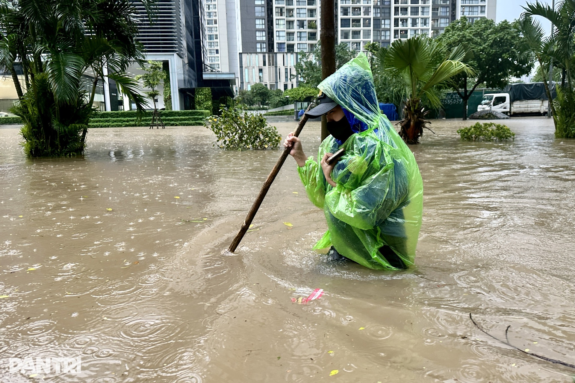 Muôn kiểu ứng phó mưa lớn, vượt ngập sâu của người Hà Nội - 8 Muôn kiểu ứng phó mưa lớn, vượt ngập sâu của người Hà Nội - 8