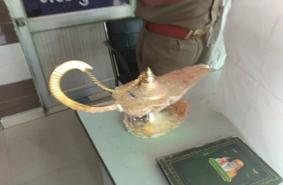 Bác sĩ nhẹ dạ chi 7,7 tỷ đồng mua đèn thần Aladdin trong truyền thuyết - 1 Bác sĩ nhẹ dạ chi 7,7 tỷ đồng mua đèn thần Aladdin trong truyền thuyết - 1