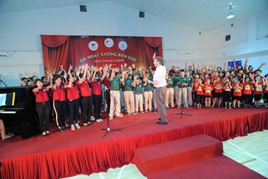 Đoàn hợp xướng giành giải Grammy giao lưu tại Vinschool