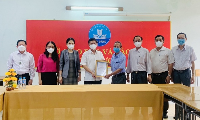 Ủy ban MTTQ Việt Nam tỉnh và Sở GD-ĐT tiếp nhận bảng hỗ trợ tượng trưng 100 thiết bị học trực tuyến dành cho HS có hoàn cảnh khó khăn.
