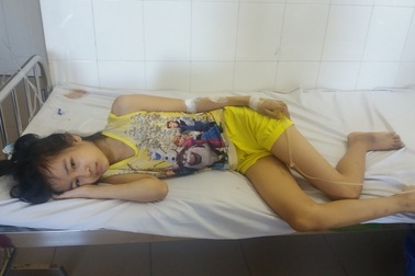 Cô bé câm điếc mồ côi cha mẹ bị bệnh ung thư máu đã mất