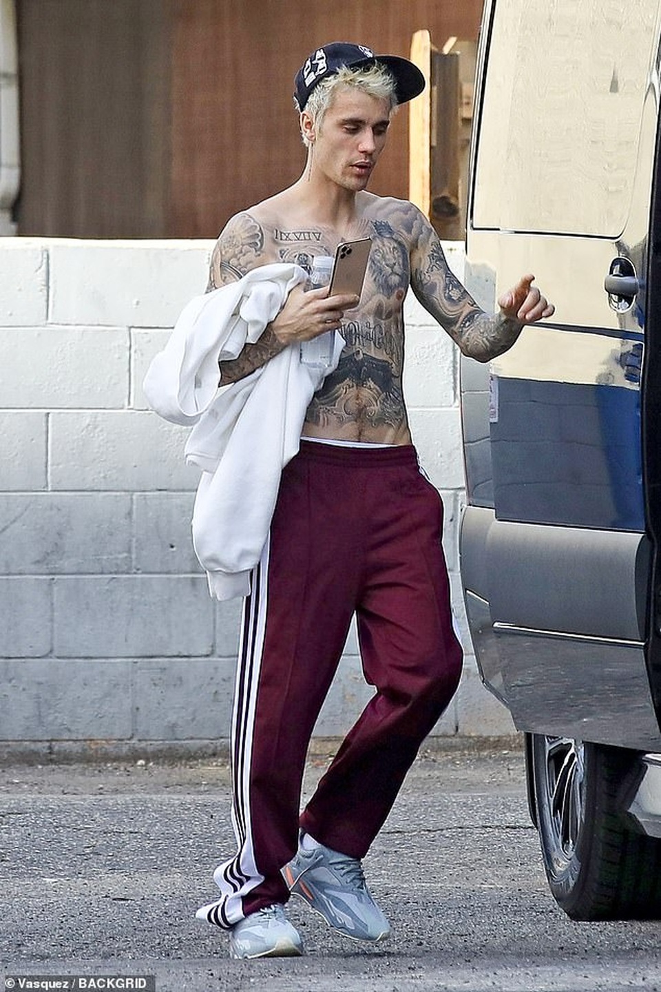 Justin Bieber cởi trần khoe hình xăm khủng - 4 Justin Bieber cởi trần khoe hình xăm khủng - 4