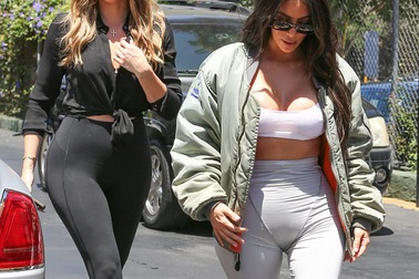 Kim Kardashian mặc xấu ra phố