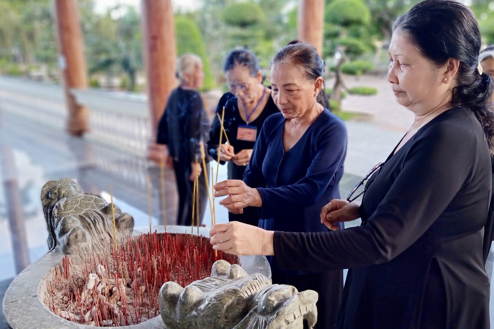 Hàng ngày được thắp hương tưởng nhớ Bác Hồ, tôi tự hào, hạnh phúc lắm! - 1 Hàng ngày được thắp hương tưởng nhớ Bác Hồ, tôi tự hào, hạnh phúc lắm! - 1