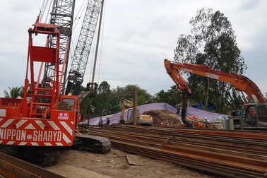 Đưa búa rung đến nơi bé trai 10 tuổi lọt trụ bê tông