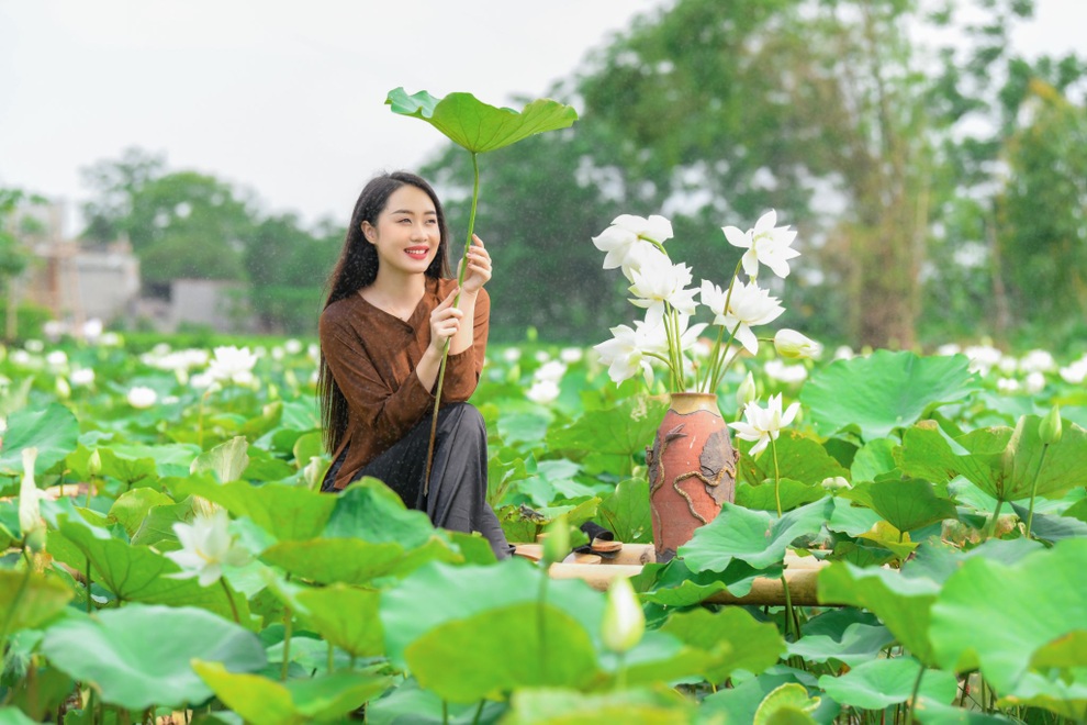 Diện áo yếm chụp ảnh với sen, làm thế nào để gợi cảm mà không phô? - 6 Diện áo yếm chụp ảnh với sen, làm thế nào để gợi cảm mà không phô? - 6