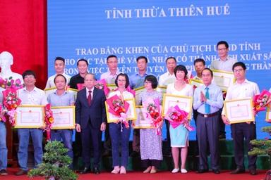 PV Dân trí nhận Bằng khen của Chủ tịch Thừa Thiên Huế