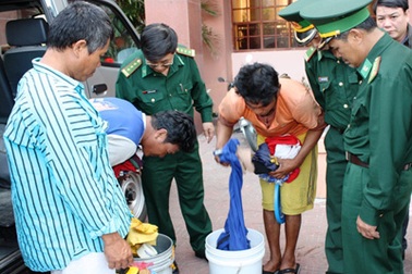 Đưa 5 ngư dân Philippin bị nạn trên biển vào bờ an toàn