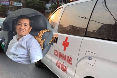 Ông Đoàn Ngọc Hải cùng "xe chở miễn phí bệnh nhân nghèo" ra tới Hà Nội