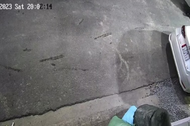 Clip kẻ gian bẻ khóa xe máy của nam shipper trước quán ăn ở TPHCM