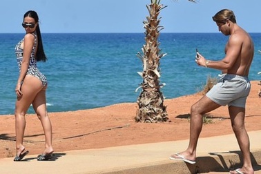 Bạn trai nhiệt tình chụp ảnh cho Yazmin Oukhellou