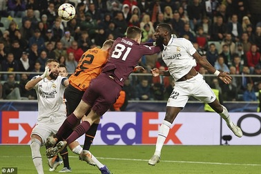 Real Madrid đi tiếp ở Champions League trước thềm đấu Barcelona