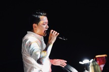 Tuấn Hưng toát mồ hôi khi hát trên du thuyền, phản ứng khi bị gọi là chú