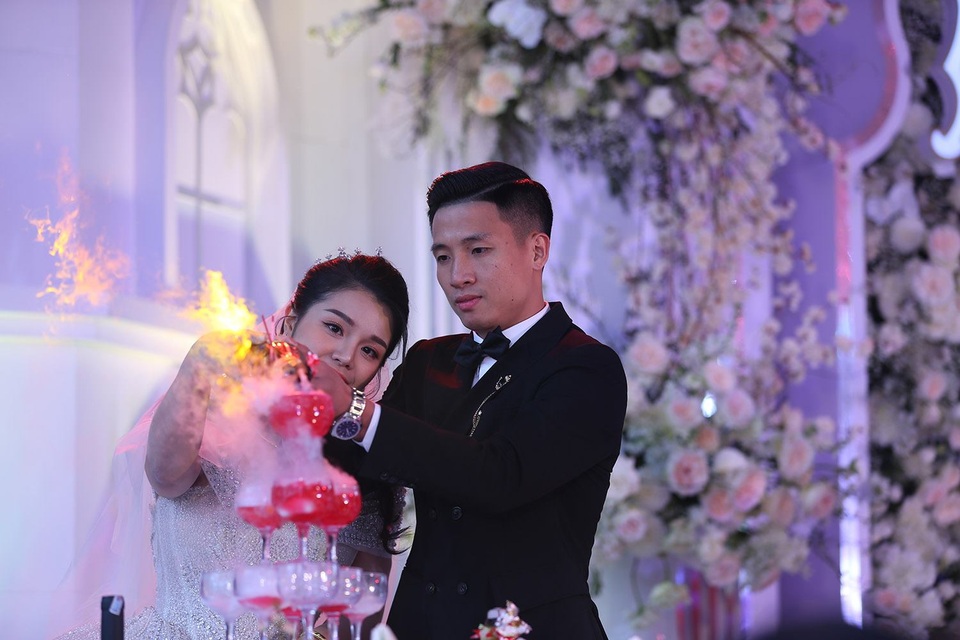 Đám cưới Tiến Dũng và Khánh Linh: Gần 2000 khách, bất ngờ quà cảm ơn - 4 Đám cưới Tiến Dũng và Khánh Linh: Gần 2000 khách, bất ngờ quà cảm ơn - 4