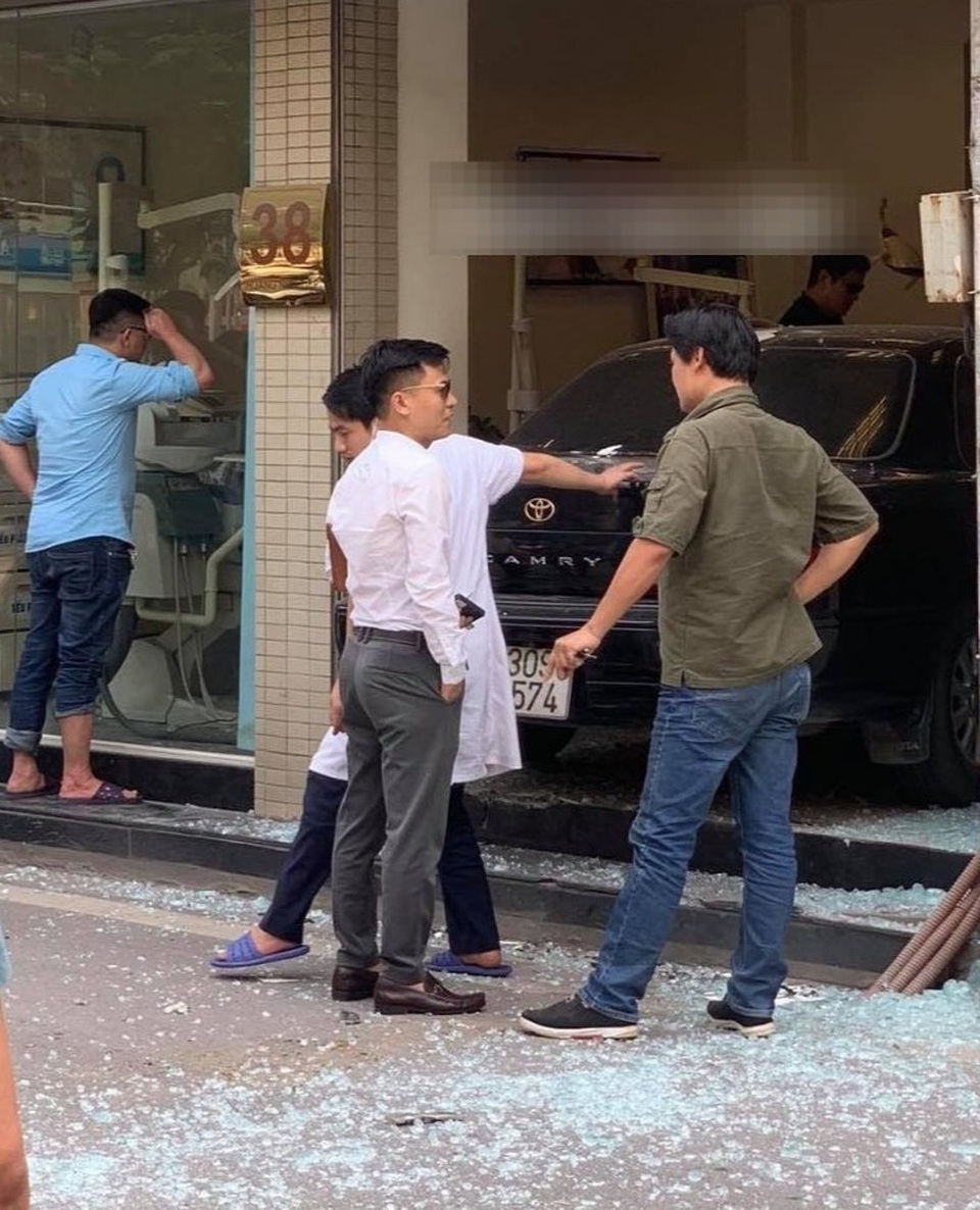 Camry chui tọt vào phòng khám răng trên phố Hà Nội - 1