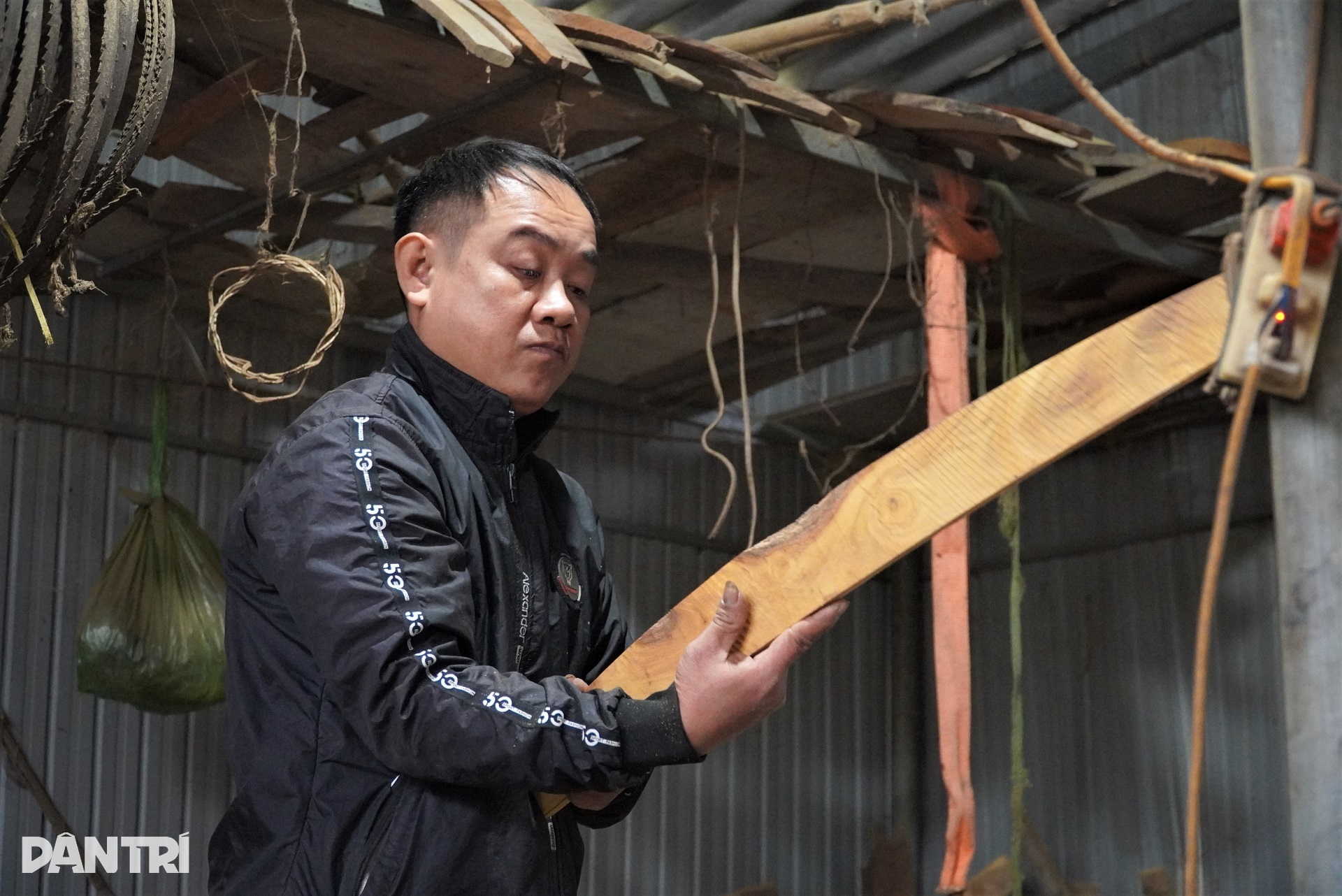 Ngày cuối năm tất bật của người thợ làm ra loại nhạc cụ lễ hội Xuân - 5 Ngày cuối năm tất bật của người thợ làm ra loại nhạc cụ lễ hội Xuân - 5
