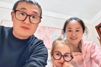 Cặp đôi ở Trung Quốc sinh con gái tóc vàng mắt xanh, cặp đôi lo nhầm