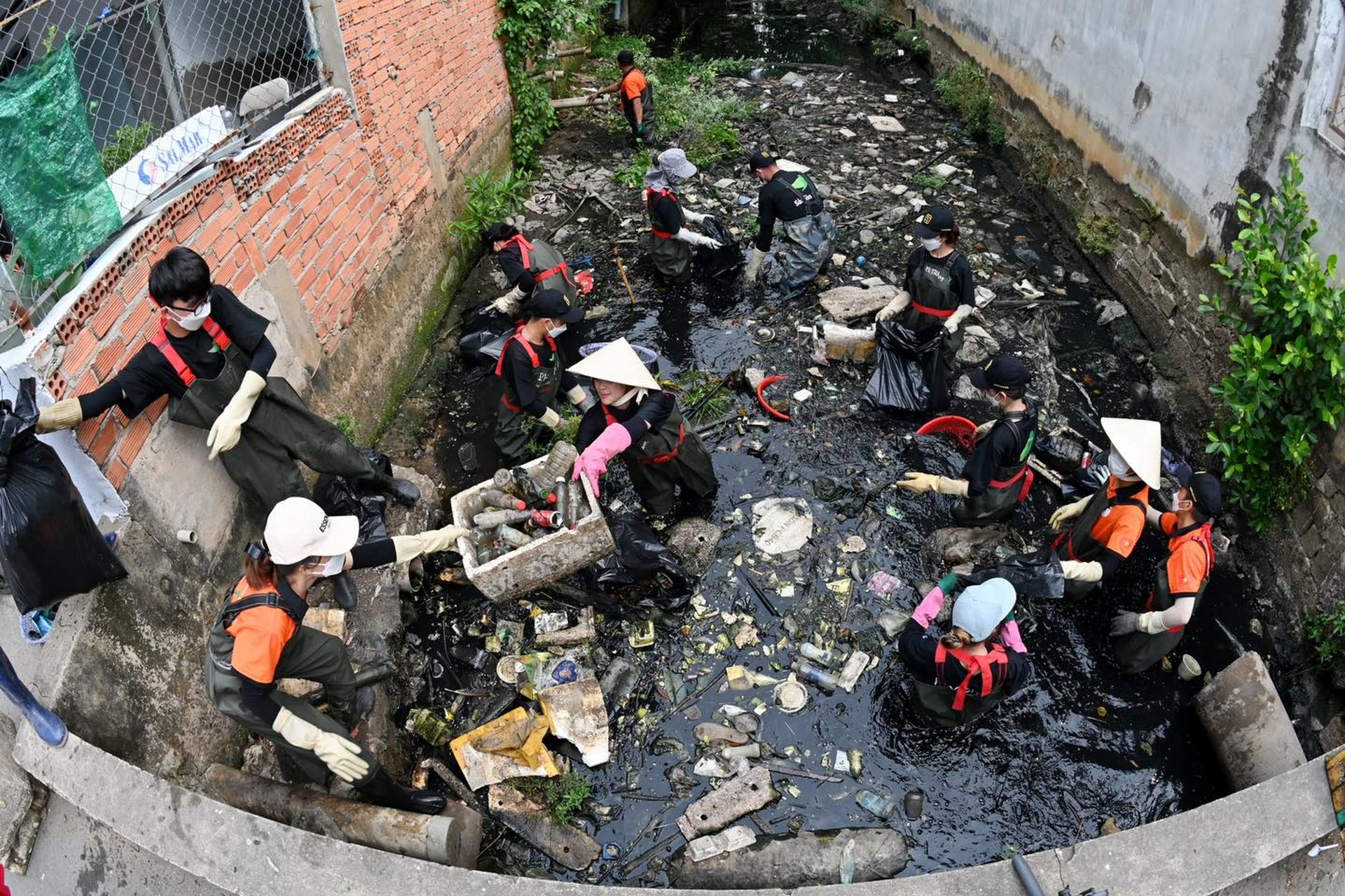 Nhóm bạn trẻ dụ Hoa hậu Thùy Tiên, ca sĩ Nhật Kim Anh... lội cống - 3 Nhóm bạn trẻ dụ Hoa hậu Thùy Tiên, ca sĩ Nhật Kim Anh... lội cống - 3