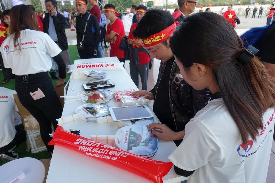 Yanmar mở gian hàng nhà tài trợ cổ vũ bóng đá trận đấu Việt Nam - Thái Lan - 8 Yanmar mở gian hàng nhà tài trợ cổ vũ bóng đá trận đấu Việt Nam - Thái Lan - 8