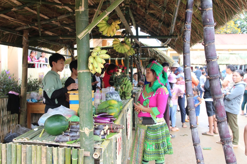 Phụ huynh mở chợ phiên, gây quỹ học bổng tặng học sinh nghèo - 1