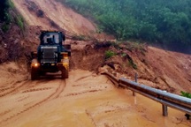 Sạt lở nghiêm trọng, bùn đất lấp kín quốc lộ